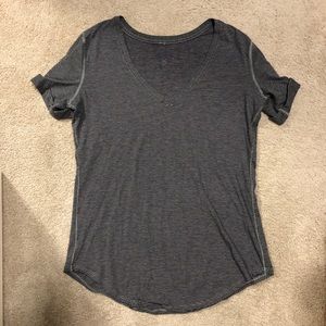 Lululemon Love Tee V nexk